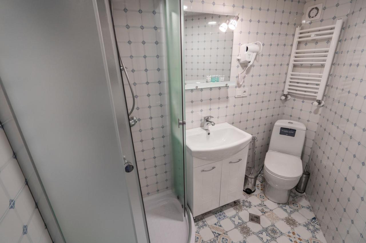 Mini Hotel On Aghmashenebeli Ave Тбілісі Екстер'єр фото