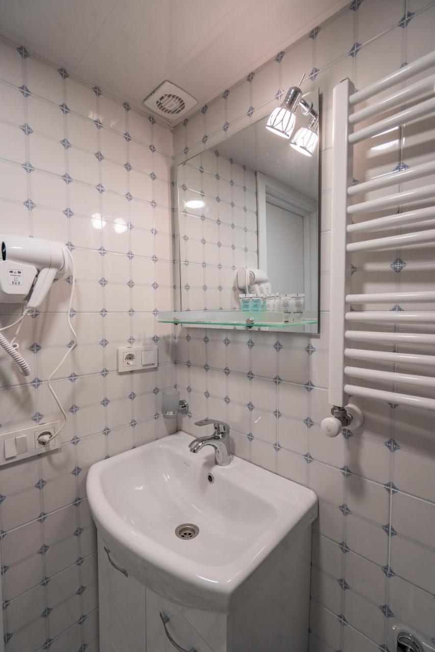 Mini Hotel On Aghmashenebeli Ave Тбілісі Екстер'єр фото