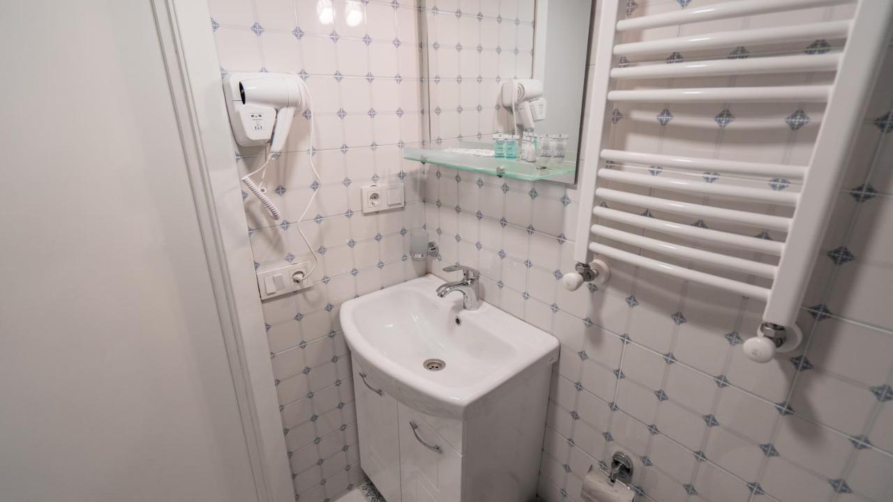 Mini Hotel On Aghmashenebeli Ave Тбілісі Екстер'єр фото